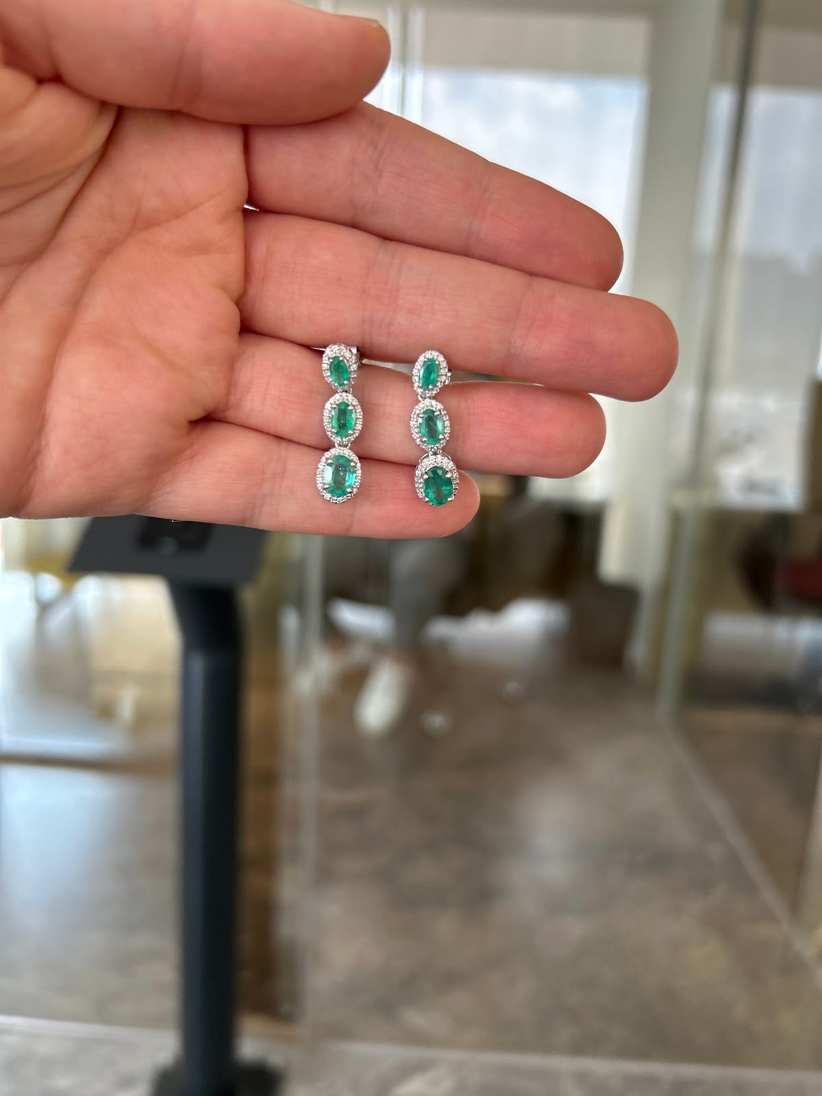 Aretes Largos De Diamante & Esmeralda En Oro Blanco De 14K