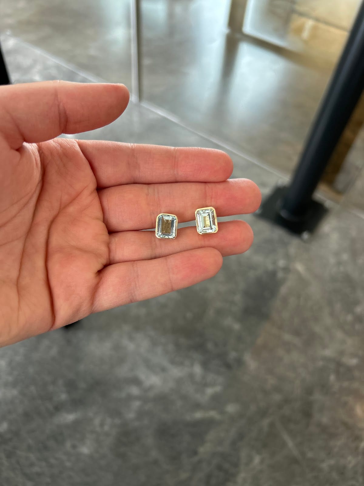 Aretes Solitario Bezel de Aguamarina