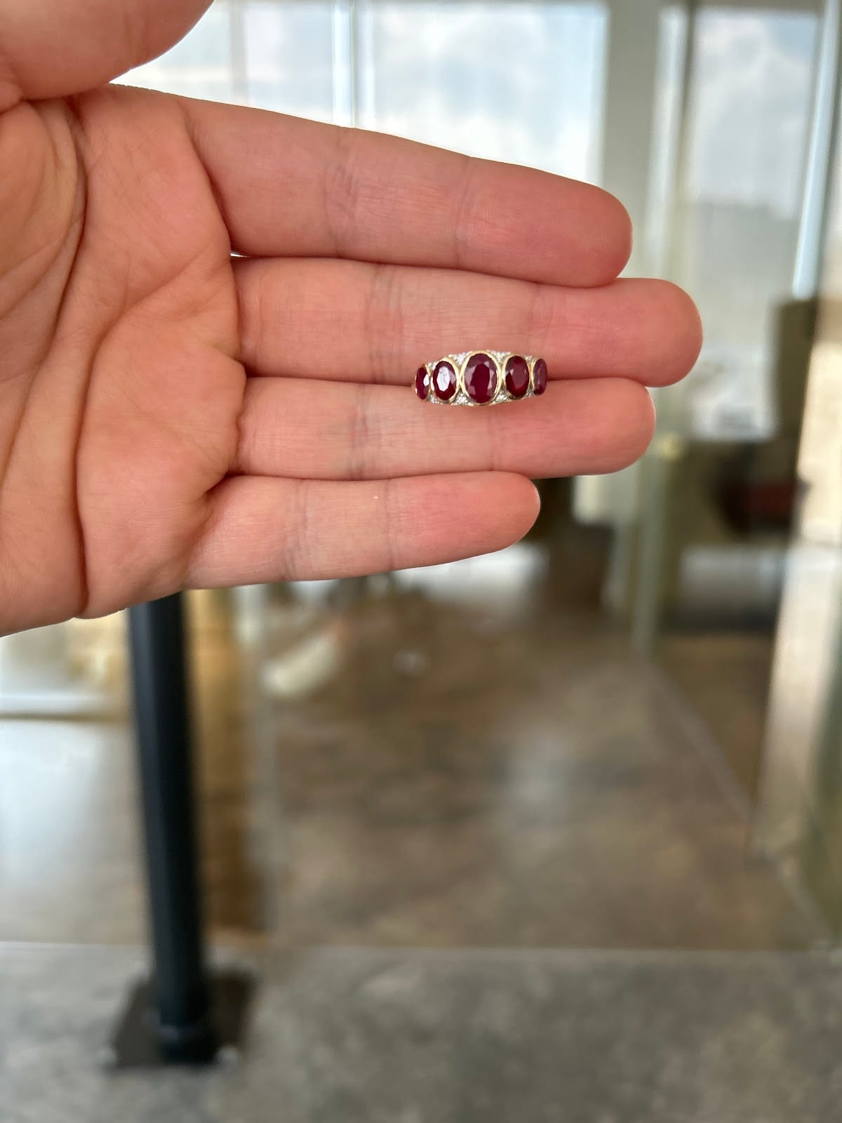 Anillo de Diamante y Rubí en Oro Amarillo