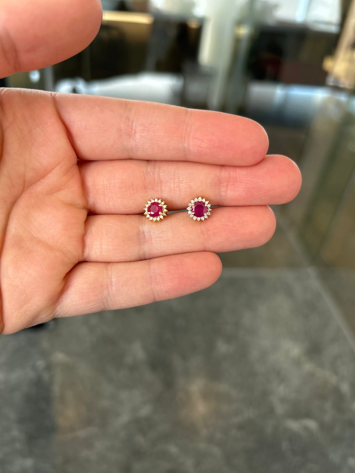 Aretes Halo Studs De Diamante & Rubí En Oro Amarillo De 14K